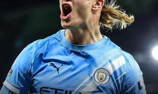 英超2-1逆转！曼城双杀利物浦！哈兰德传射，主裁判神判罚惹争议