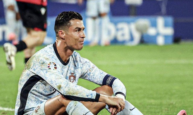 球王梅西再创神迹！书写37次小组赛100%晋级，C罗却三度止步