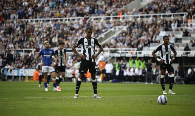 纽卡斯尔如何应对伊萨克转会风波：豪帅的智慧与球队的专注