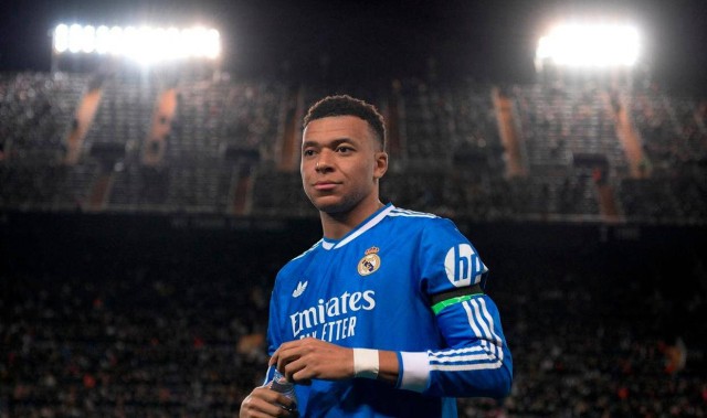 西甲争冠愈演愈烈 巴塞罗那仅领先皇马1分 瓦伦西亚0-2不敌强敌