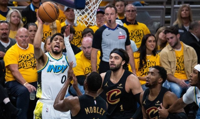 残暴！步行者半场三分18中12 领先骑士41分