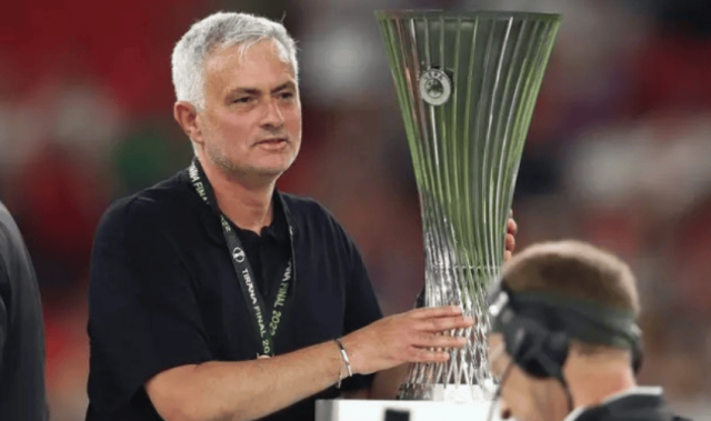 穆帅表示为罗马队带来2点改变：团结了不团结的球队，带回了球迷