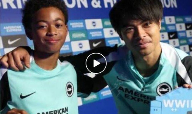 日本国脚竟拿战犯照片合影，英超球队道歉！日本政界人士：“高市早苗已不具备首相资格”