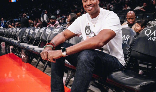 NBA宣传大使科林斯接受脑瘤治疗 6月刚与男友完婚