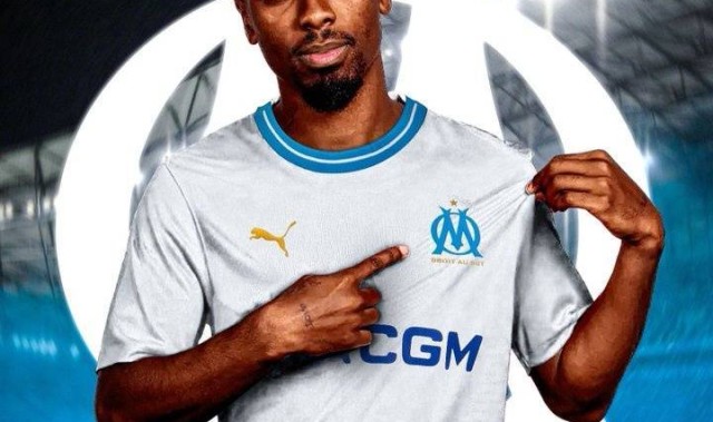 记者：前曼联青训安赫尔-戈麦斯自由身加盟马赛，谈妥3年合同