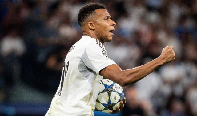 姆巴佩罕见帽子戏法，欧冠进球数超60，追赶C罗王者