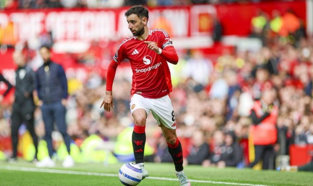 B费拒沙特亿万肥约，忠义留守曼联！齐尔克泽一图引爆：这才是红魔精神！