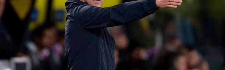 西甲爆冷夜！巴列卡诺争议判罚中阻截巴萨，主帅怒批VAR效率崩坏，弗里克点出门将封神时刻