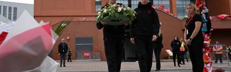 永不独行！两名利物浦女足队员在安菲尔德悼念若塔兄弟