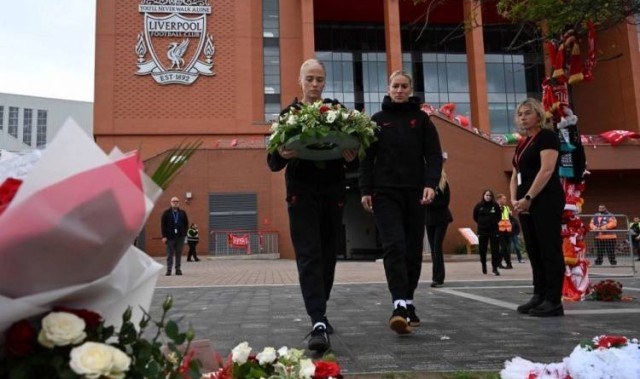 永不独行！两名利物浦女足队员在安菲尔德悼念若塔兄弟