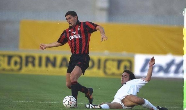 欧冠决赛上梅开二度，改制后8人做到，梅西无缘，因扎吉复仇红军